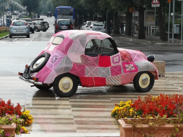 Maggiolino-in-Piazza-Centrale-a-Chianciano